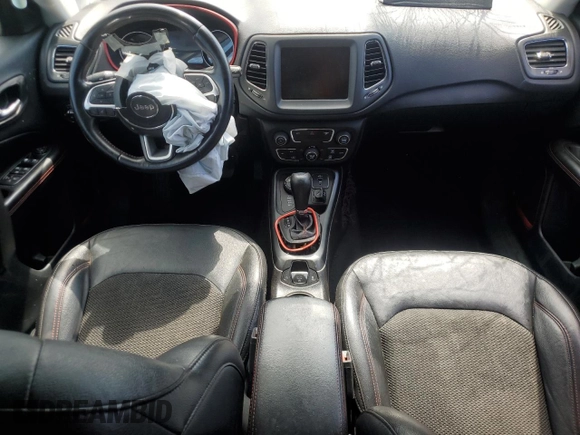 2020 Jeep Compass Trailhawk z VIN 3C4NJDDB3LT203350, wystawiony jako Copart lot #70399364 z przebiegiem 53 910 mil mil oraz Szkoda całkowita • Salvage title. Historia ofert i sprzedaży dostępna na DreamBid. Obrazek 8.
