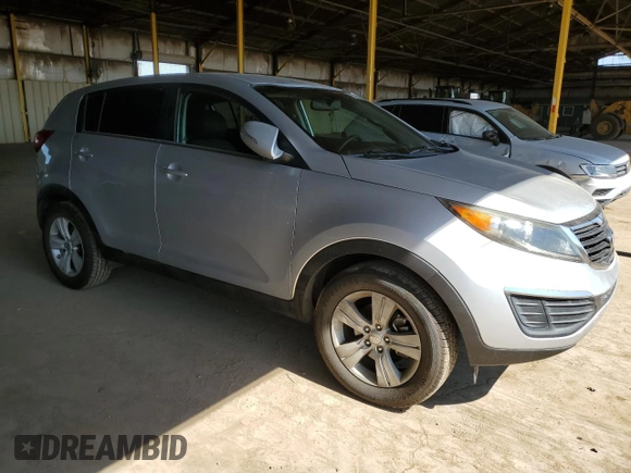 2013 Kia Sportage LX z VIN KNDPB3A20D7374714, wystawiony jako Copart lot #60260025 z przebiegiem 68 178 mil mil oraz Czysty tytuł • Clean title. Historia ofert i sprzedaży dostępna na DreamBid. Obrazek 4.