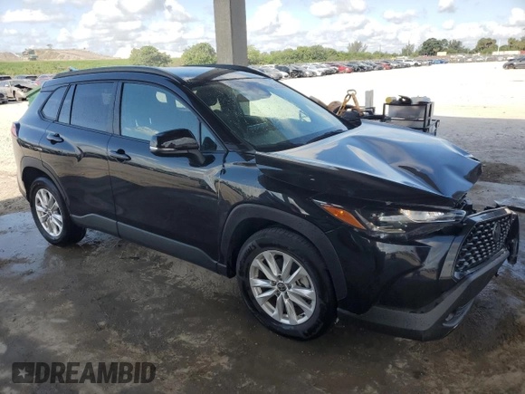 2023 Toyota Corolla Cross LE z VIN 7MUCAABG8PV066027, wystawiony jako Copart lot #57873425 z przebiegiem 21 843 mil mil oraz Czysty tytuł • Clean title. Historia ofert i sprzedaży dostępna na DreamBid. Obrazek 4.
