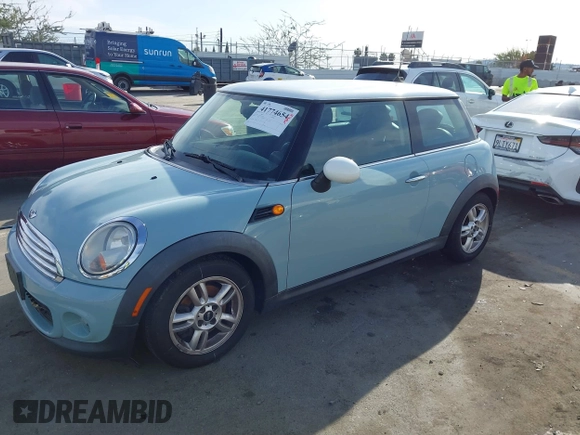 2011 MINI Hardtop z VIN WMWSU3C57BT251053, wystawiony jako IAAI lot #41774654 z przebiegiem 128 835 mil mil oraz . Historia ofert i sprzedaży dostępna na DreamBid. Obrazek 2.