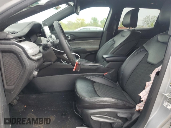 2024 Jeep Compass Latitude z VIN 3C4NJDBN7RT107047, wystawiony jako Copart lot #55265515 z przebiegiem 27 017 mil mil oraz Szkoda całkowita • Salvage title. Historia ofert i sprzedaży dostępna na DreamBid. Obrazek 7.
