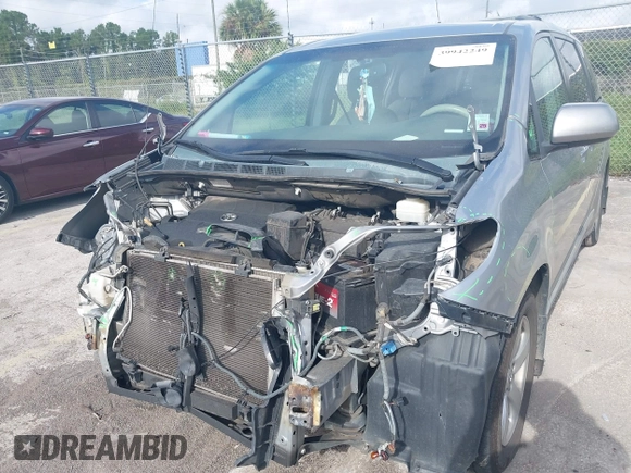 2014 Toyota Sienna LE AAS z VIN 5TDKK3DC8ES448581, wystawiony jako IAAI lot #39942249 z przebiegiem 158 131 mil mil oraz . Historia ofert i sprzedaży dostępna na DreamBid. Obrazek 6.