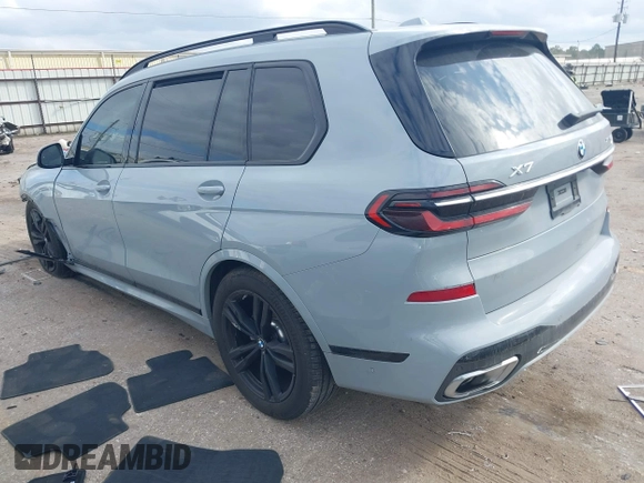 2025 BMW X7 xDrive40i z VIN 5UX23EM01S9W23566, wystawiony jako IAAI lot #41490415 z przebiegiem 8 144 mil mil oraz . Historia ofert i sprzedaży dostępna na DreamBid. Obrazek 3.