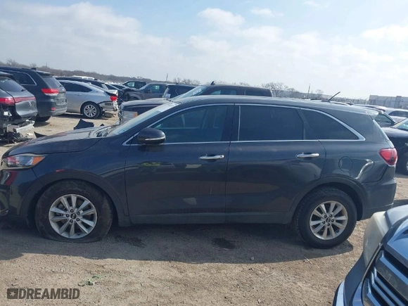 2019 Kia Sorento LX V6 with VIN 5XYPG4A53KG484271, listed as a IAAI auction lot 41483271 with NaN miles. Bid and sale history available at carsss.com. Image 14.