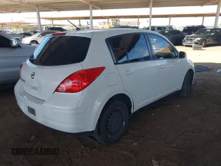 2012 Nissan Versa S z VIN 3N1BC1CP1CL364534, wystawiony jako IAAI lot #41892150 z przebiegiem 189 978 mil mil oraz . Historia ofert i sprzedaży dostępna na DreamBid. Obrazek 4.