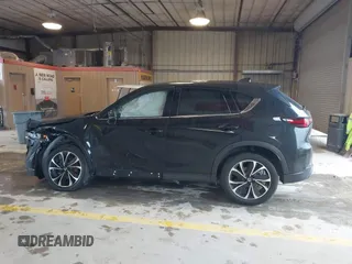 2023 Mazda CX-5 S Premium Plus z VIN JM3KFBEM8P0130642, wystawiony jako IAAI lot #41879316 z przebiegiem Nie podano mil oraz . Historia ofert i sprzedaży dostępna na DreamBid. Obrazek 13.
