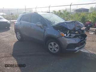 2020 Chevrolet Trax LT z VIN 3GNCJPSB7LL323025, wystawiony jako IAAI lot #42258130 z przebiegiem 55 635 mil mil oraz . Historia ofert i sprzedaży dostępna na DreamBid. Obrazek 1.