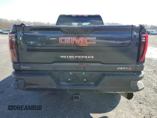 2024 GMC Sierra 3500HD AT4 z VIN 1GT49VEY3RF129184, wystawiony jako Copart lot #44953764 z przebiegiem 56 519 mil mil oraz Szkody całkowita. Historia ofert i sprzedaży dostępna na DreamBid. Obrazek 6.