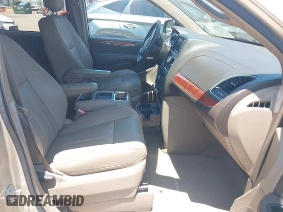 2014 Chrysler Town & Country Touring with VIN 2C4RC1BG3ER418600, listed as a IAAI auction lot 42132277 with 72,406 mi miles and . Bid and sale history available at DreamBid. Image 5.