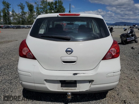 2007 Nissan Versa SL z VIN 3N1BC13E07L387968, wystawiony jako Copart lot #56212805 z przebiegiem 223 651 mil mil oraz Szkoda całkowita • Salvage title. Historia ofert i sprzedaży dostępna na DreamBid. Obrazek 6.