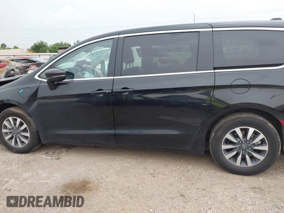 2023 Chrysler Pacifica Hybrid Touring L z VIN 2C4RC1L77PR631132, wystawiony jako IAAI lot #42391834 z przebiegiem 61 868 mil mil oraz . Historia ofert i sprzedaży dostępna na DreamBid. Obrazek 13.