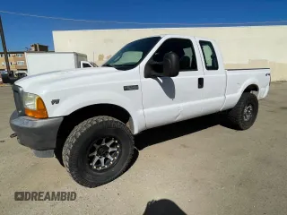2001 Ford F-250 XL z VIN 3FTNX21L81MA87019, wystawiony jako Copart lot #64358625 z przebiegiem 177 555 mil mil oraz Czysty tytuł • Clean title. Historia ofert i sprzedaży dostępna na DreamBid. Obrazek 2.
