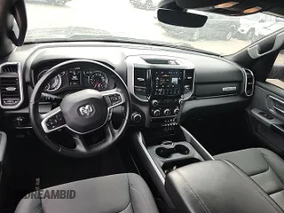 2022 Ram 1500 Big Horn z VIN 1C6RRFFG7NN179014, wystawiony jako IAAI lot #42526383 z przebiegiem 84 273 mil mil oraz . Historia ofert i sprzedaży dostępna na DreamBid. Obrazek 6.