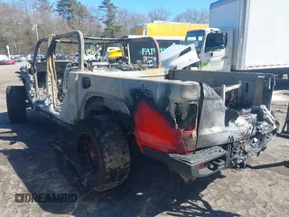 2020 Jeep Gladiator Sport S with VIN 1C6HJTAG7LL122586, listed as a IAAI auction lot 41771096 with Not Provided miles. Bid and sale history available at carsss.com. Image 3.