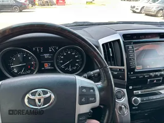 2013 Toyota Land Cruiser z VIN JTMHY7AJ8D4016294, wystawiony jako IAAI lot #42382846 z przebiegiem 199 983 mil mil oraz . Historia ofert i sprzedaży dostępna na DreamBid. Obrazek 7.