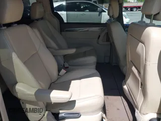 2010 Volkswagen Routan SE z VIN 2V4RW3D11AR295018, wystawiony jako IAAI lot #42404332 z przebiegiem 162 509 mil mil oraz . Historia ofert i sprzedaży dostępna na DreamBid. Obrazek 8.