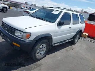 1996 Nissan Pathfinder XE z VIN JN8AR05Y1TW003648, wystawiony jako IAAI lot #41947783 z przebiegiem 224 612 mil mil oraz . Historia ofert i sprzedaży dostępna na DreamBid. Obrazek 2.