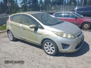 2012 Ford Fiesta SE z VIN 3FADP4EJXCM111927, wystawiony jako IAAI lot #42170544 z przebiegiem 94 723 mil mil oraz . Historia ofert i sprzedaży dostępna na DreamBid. Obrazek 1.