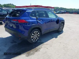 2022 Toyota Corolla Cross XLE z VIN 7MUDAABG4NV004836, wystawiony jako IAAI lot #42546573 z przebiegiem 23 821 mil mil oraz . Historia ofert i sprzedaży dostępna na DreamBid. Obrazek 4.