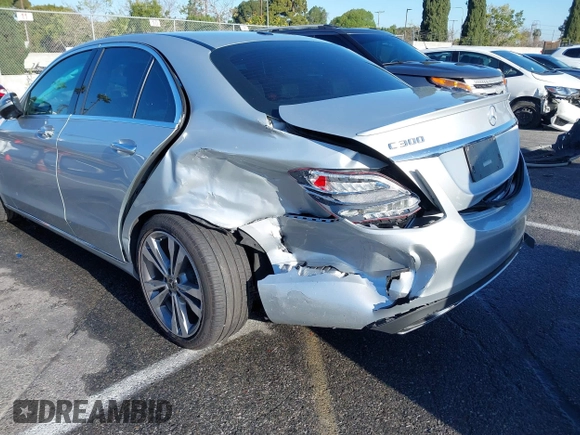 2018 Mercedes-Benz C 300 z VIN 55SWF4JB3JU269143, wystawiony jako IAAI lot #39140356 z przebiegiem 37 051 mil mil oraz . Historia ofert i sprzedaży dostępna na DreamBid. Obrazek 6.