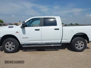 2024 Ram 2500 Big Horn z VIN 3C6UR5DL4RG246011, wystawiony jako IAAI lot #42351899 z przebiegiem 63 283 mil mil oraz . Historia ofert i sprzedaży dostępna na DreamBid. Obrazek 14.
