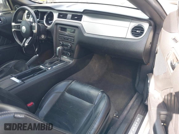 2013 Ford Mustang V6 z VIN 1ZVBP8AM2D5250074, wystawiony jako IAAI lot #42081635 z przebiegiem 135 958 mil mil oraz . Historia ofert i sprzedaży dostępna na DreamBid. Obrazek 5.