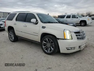 2014 Cadillac Escalade Platinum z VIN 1GYS4DEF6ER178624, wystawiony jako Copart lot #84922784 z przebiegiem 182 858 mil mil oraz Szkody całkowita. Historia ofert i sprzedaży dostępna na DreamBid. Obrazek 4.