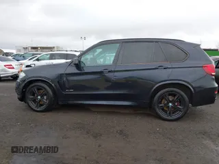 2015 BMW X5 xDrive35i z VIN 5UXKR0C59F0K65982, wystawiony jako IAAI lot #41827942 z przebiegiem 81 019 mil mil oraz . Historia ofert i sprzedaży dostępna na DreamBid. Obrazek 13.