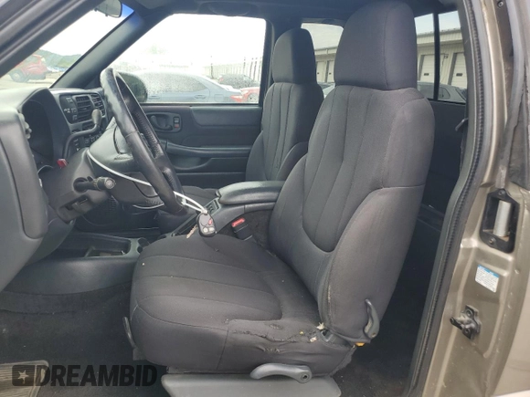 2003 GMC Sonoma SLS z VIN 1GTCT19X938201721, wystawiony jako Copart lot #56011695 z przebiegiem Nie podano mil oraz Nie do naprawy. Historia ofert i sprzedaży dostępna na DreamBid. Obrazek 7.