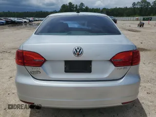 2013 Volkswagen Jetta SE z VIN 3VWDX7AJ6DM452161, wystawiony jako Copart lot #60510695 z przebiegiem Nie podano mil oraz Szkoda całkowita • Salvage title. Historia ofert i sprzedaży dostępna na DreamBid. Obrazek 6.