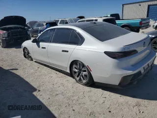 2023 BMW i7 xDrive60 z VIN WBY53EJ05PCM58262, wystawiony jako Copart lot #42563184 z przebiegiem 10 718 mil mil oraz . Historia ofert i sprzedaży dostępna na DreamBid. Obrazek 2.