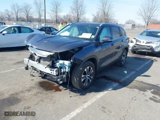 2022 Toyota Highlander XLE with VIN 5TDHZRBH3NS180434, listed as a IAAI auction lot 41640993 with 43,848 mi miles. Bid and sale history available at carsss.com. Image 6.