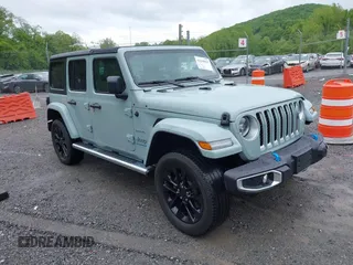 2023 Jeep Wrangler Sahara z VIN 1C4JJXP64PW683655, wystawiony jako IAAI lot #42238843 z przebiegiem 23 094 mil mil oraz . Historia ofert i sprzedaży dostępna na DreamBid. Obrazek 1.