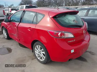 2013 Mazda 3 i Touring z VIN JM1BL1L78D1723139, wystawiony jako IAAI lot #41272925 z przebiegiem 33 964 mil mil oraz . Historia ofert i sprzedaży dostępna na DreamBid. Obrazek 3.