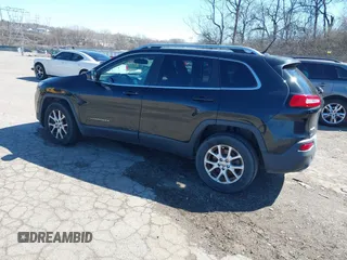 2015 Jeep Cherokee Latitude z VIN 1C4PJMCS2FW620113, wystawiony jako IAAI lot #41865228 z przebiegiem 186 983 mil mil oraz . Historia ofert i sprzedaży dostępna na DreamBid. Obrazek 3.