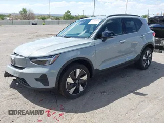 2025 Volvo XC40 Core z VIN YV4ER3HJ8S2503399, wystawiony jako IAAI lot #42220871 z przebiegiem 3339 mil mil oraz . Historia ofert i sprzedaży dostępna na DreamBid. Obrazek 2.