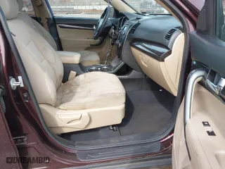 2011 Kia Sorento LX with VIN 5XYKT4A15BG168342, listed as a IAAI auction lot 41871901 with 266,541 mi miles. Bid and sale history available at carsss.com. Image 5.