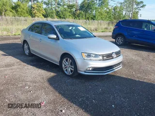 2015 Volkswagen Jetta SEL z VIN 3VWL07AJ6FM251721, wystawiony jako IAAI lot #42871244 z przebiegiem 140 608 mil mil oraz . Historia ofert i sprzedaży dostępna na DreamBid. Obrazek 1.