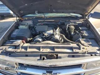 1996 Chevrolet Suburban z VIN 3GNGK26JXTG107228, wystawiony jako Copart lot #44741195 z przebiegiem 172 053 mil mil oraz Czysty tytuł • Clean title. Historia ofert i sprzedaży dostępna na DreamBid. Obrazek 12.