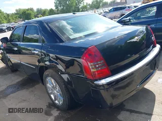 2007 Chrysler 300 C z VIN 2C3LA63H87H762789, wystawiony jako IAAI lot #42253938 z przebiegiem 133 172 mil mil oraz . Historia ofert i sprzedaży dostępna na DreamBid. Obrazek 3.