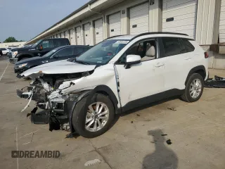 2022 Toyota Corolla Cross LE z VIN 7MUCAAAG0NV034364, wystawiony jako Copart lot #54845725 z przebiegiem 28 200 mil mil oraz Szkody całkowita. Historia ofert i sprzedaży dostępna na DreamBid. Obrazek 1.