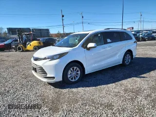 2024 Toyota Sienna LE with VIN 5TDBSKFC9RS138713, listed as a Copart auction lot 43769795 with 10 mi miles and Salvage Title. Bid and sale history available at carsss.com. Image 1.