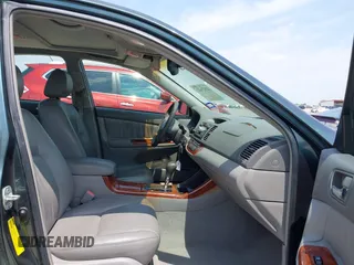 2002 Toyota Camry LE z VIN 4T1BE30KX2U591037, wystawiony jako IAAI lot #42077641 z przebiegiem 86 569 mil mil oraz . Historia ofert i sprzedaży dostępna na DreamBid. Obrazek 5.
