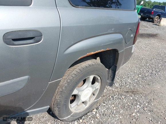 2005 Chevrolet TrailBlazer LS with VIN 1GNET16S156207066, listed as a IAAI auction lot 39877734 with 118,222 mi miles. Bid and sale history available at carsss.com. Image 6.