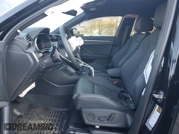 2024 Audi Q3 S line Premium Plus z VIN WA1EECF30R1112003, wystawiony jako Copart lot #46342255 z przebiegiem 5444 mil mil oraz Szkody całkowita. Historia ofert i sprzedaży dostępna na DreamBid. Obrazek 7.