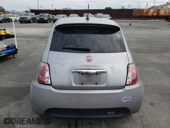 2018 FIAT 500e z VIN 3C3CFFGE2JT362534, wystawiony jako Copart lot #52815675 z przebiegiem 66 498 mil mil oraz Szkoda całkowita • Salvage title. Historia ofert i sprzedaży dostępna na DreamBid. Obrazek 6.