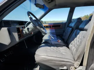 1986 Cadillac DeVille z VIN 1G6CD6984G4341470, wystawiony jako Copart lot #52592805 z przebiegiem 24 359 mil mil oraz Czysty tytuł • Clean title. Historia ofert i sprzedaży dostępna na DreamBid. Obrazek 7.