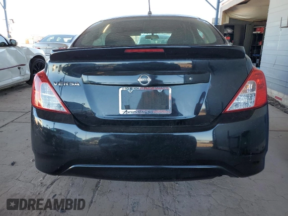 2017 Nissan Versa S z VIN 3N1CN7AP8HL905476, wystawiony jako Copart lot #56477485 z przebiegiem 103 508 mil mil oraz Szkoda całkowita • Salvage title. Historia ofert i sprzedaży dostępna na DreamBid. Obrazek 6.