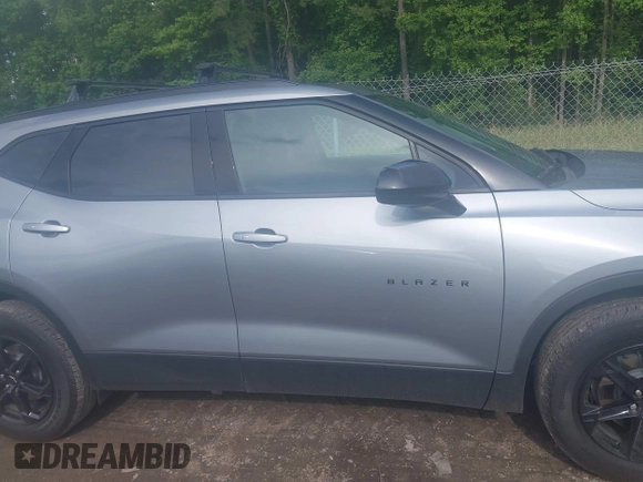 2024 Chevrolet Blazer LT z VIN 3GNKBCR46RS282636, wystawiony jako IAAI lot #42263380 z przebiegiem 17 412 mil mil oraz . Historia ofert i sprzedaży dostępna na DreamBid. Obrazek 13.