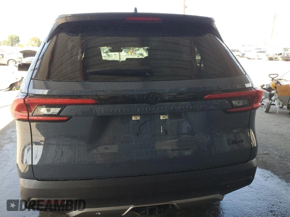 2024 Toyota Highlander XLE with VIN 5TDAAAA58RS013686, listed as a Copart auction lot 52045785 with 11,857 mi miles and Salvage title. Bid and sale history available at DreamBid. Image 6.